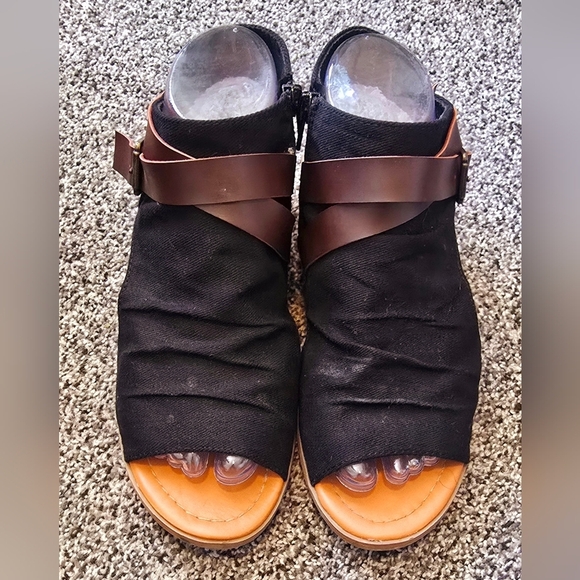 Soda Shoes Womens Size 7.5 Black Fabric Buckle Slip On Flat Sandal Slides - Picture 2 of 12